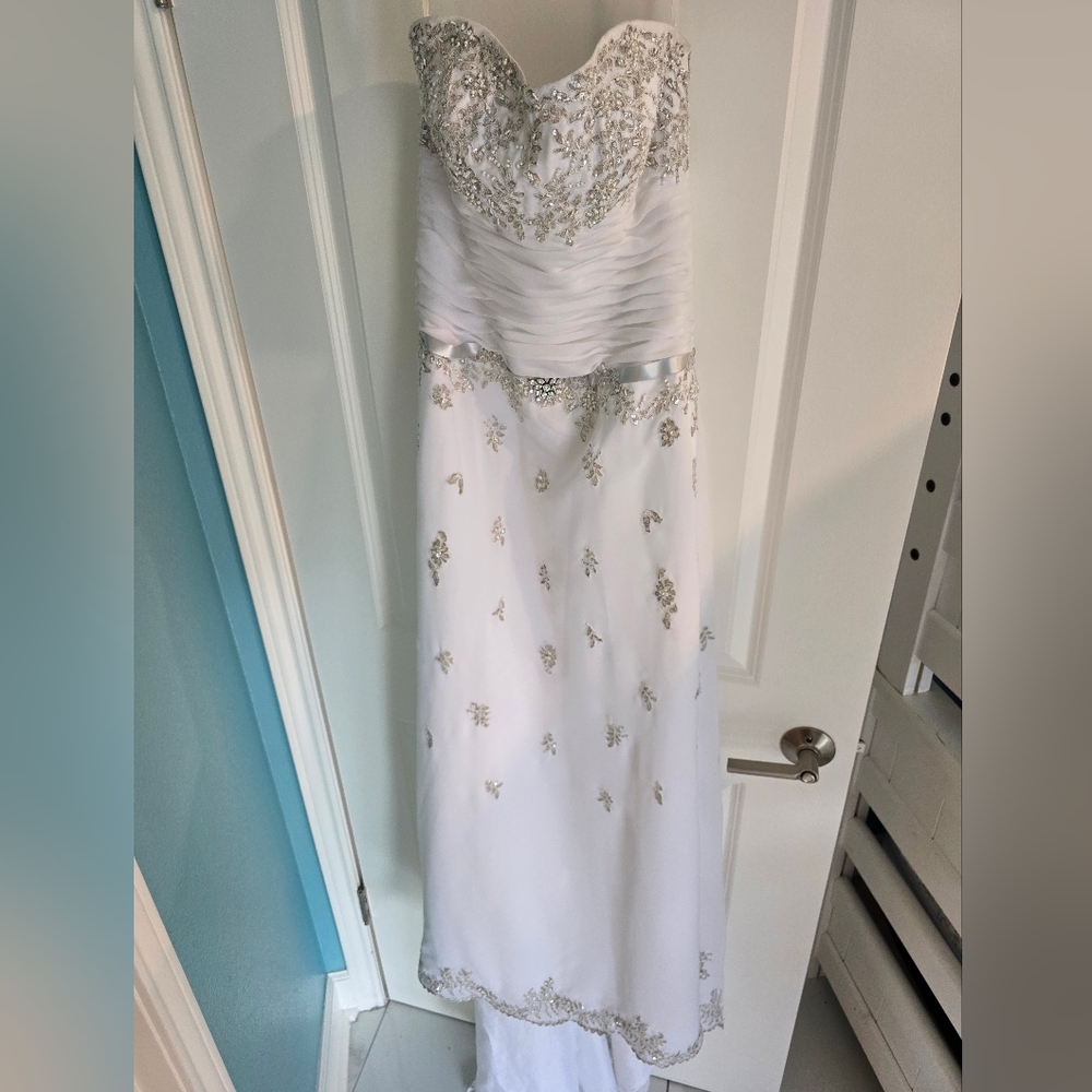 Stellar Wedding Dress for a beautiful bride! Size 6,
